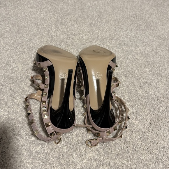 Valentino Rockstud Caged 100 Patent Pump Black/Poudre - Picture 6 of 8